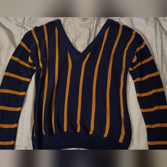 Navy v-neck sweater - Picture 2 of 8